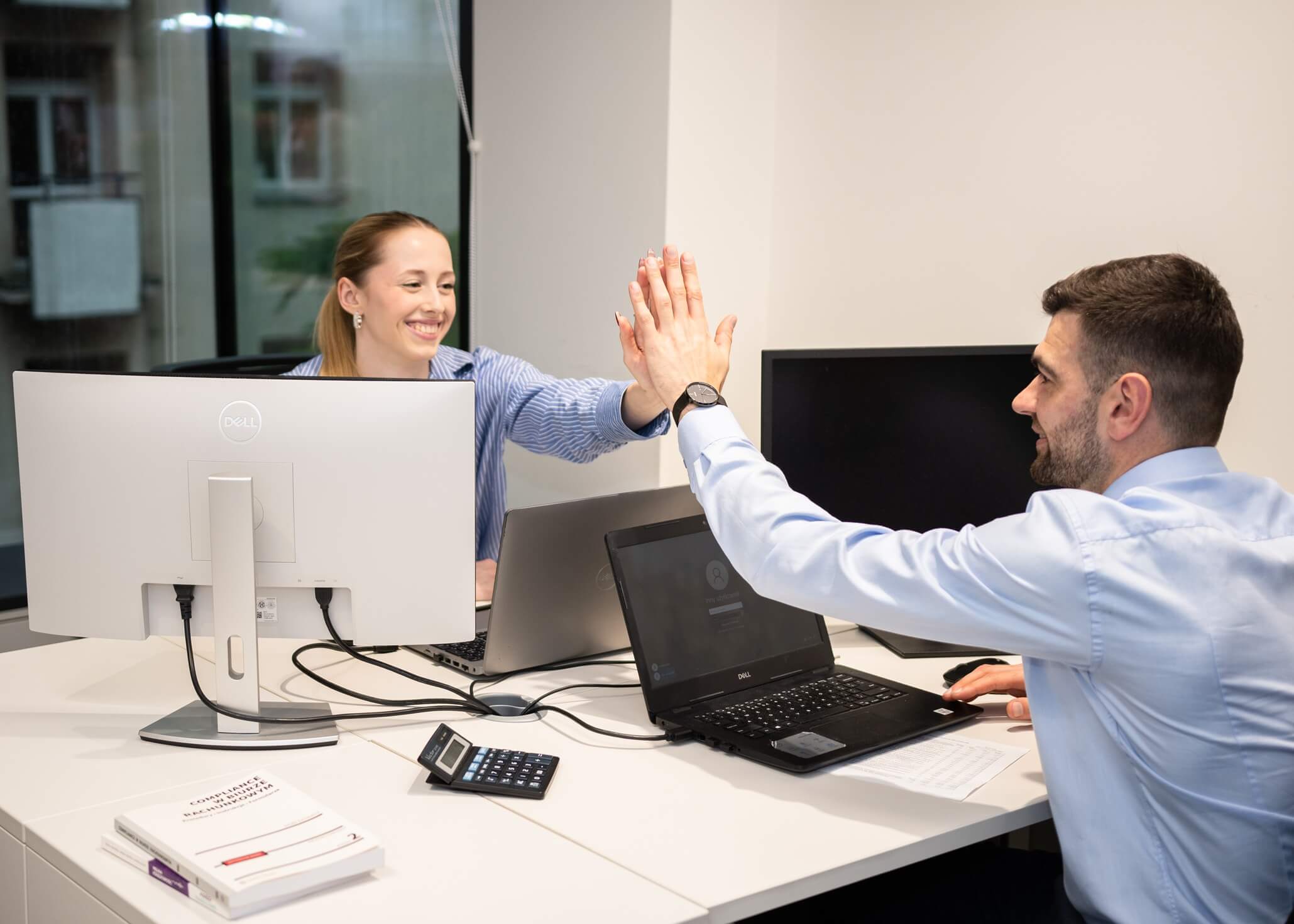 kobieta i mężczyzna przy biurku